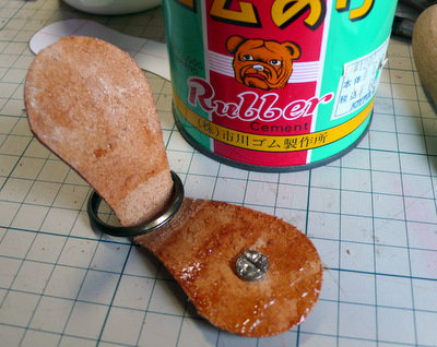 ゴム糊を塗布